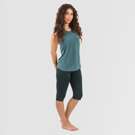 Completo sportivo da donna con leggings corti e spalline