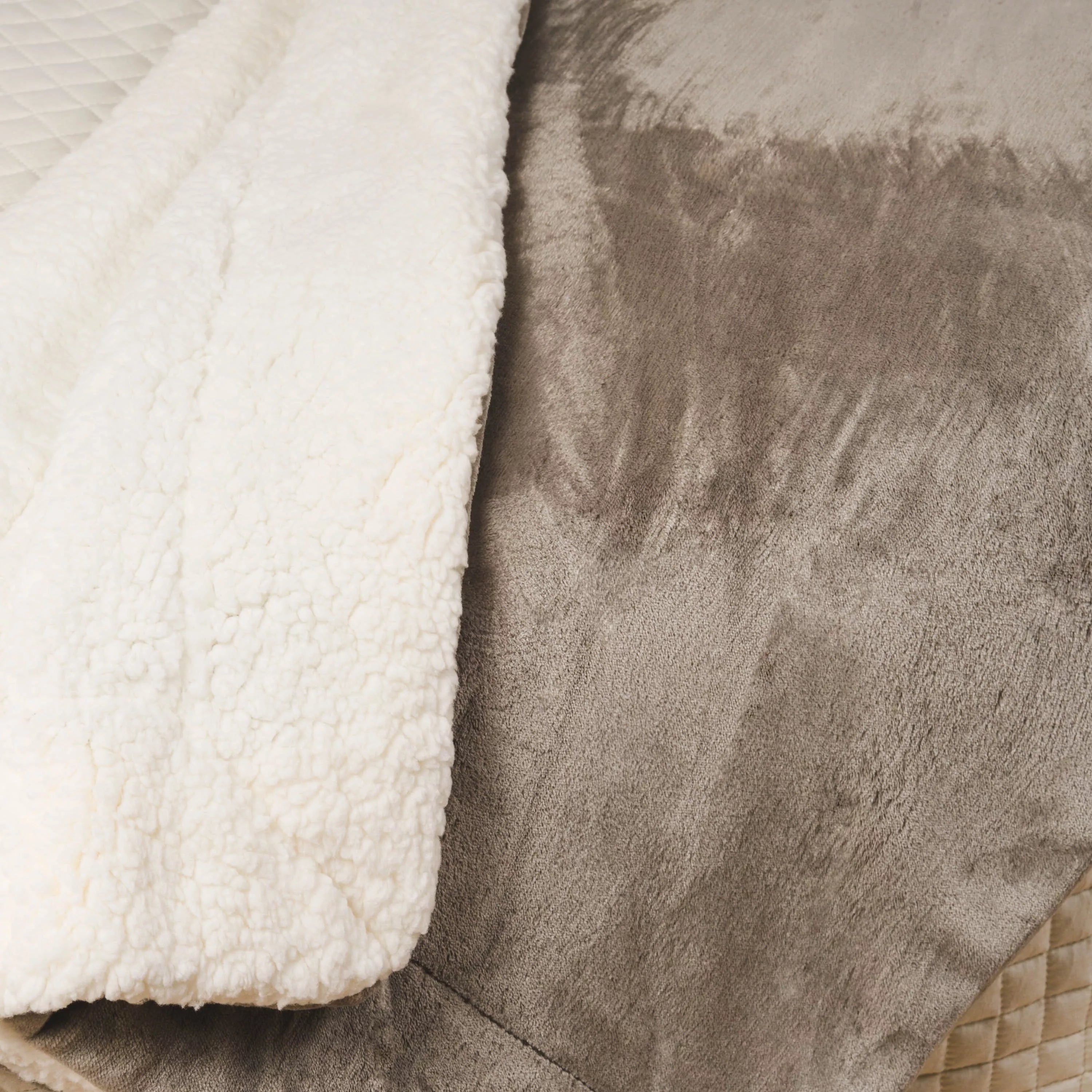 COPERTA SHERPA IN VELLUTO SOLIDO