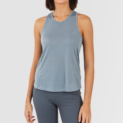 Completo sportivo da donna con leggings corti e spalline