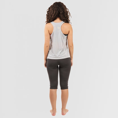 Completo sportivo da donna con leggings corti e spalline