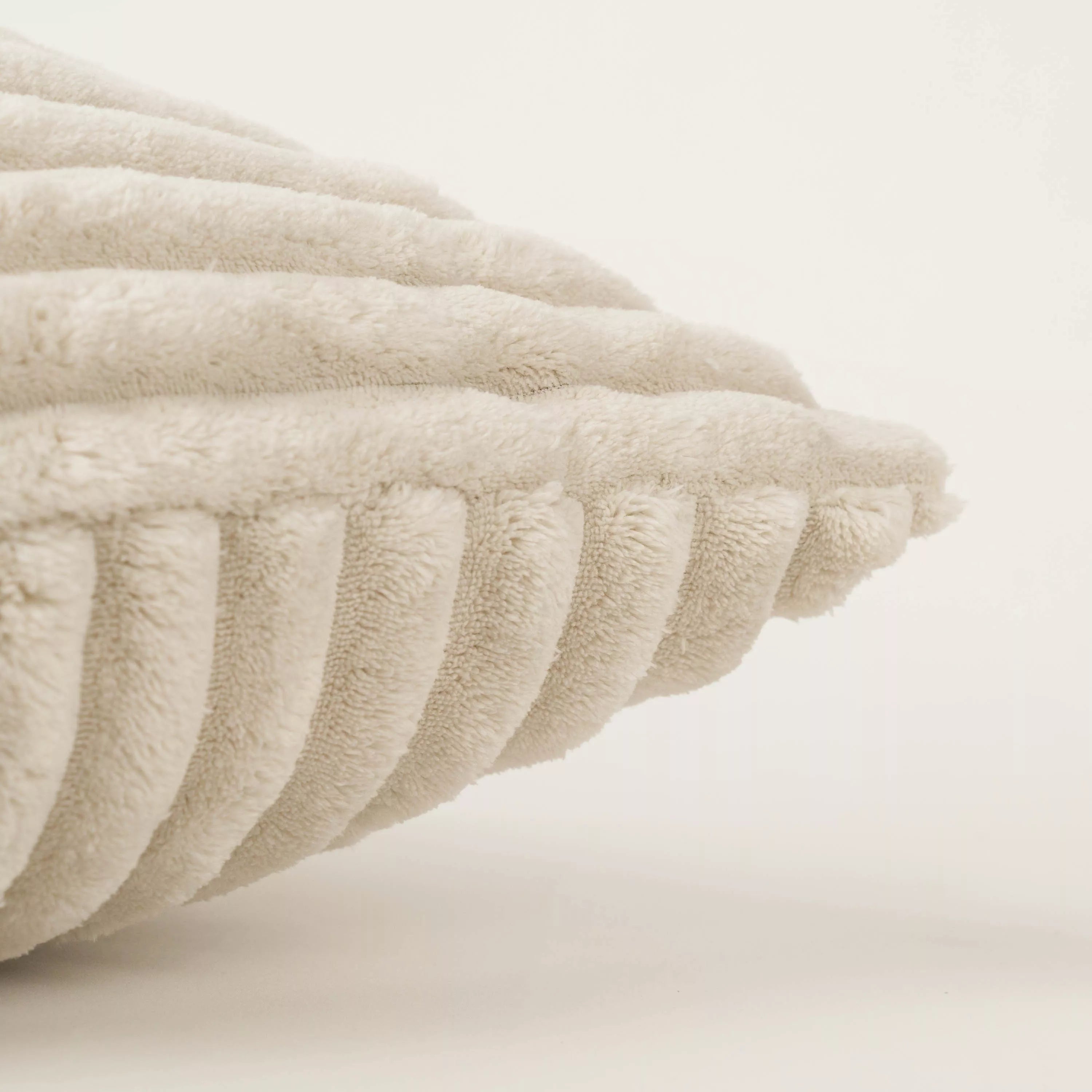 CUSCINO IN VELLUTO A COSTE CON CAPELLI INCROCIATI